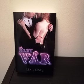 Puhatáblás könyv: Lexie King: Élet vár