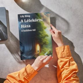   Puhatáblás könyv: Lily King: A Lélekörző háza - A halálon túl