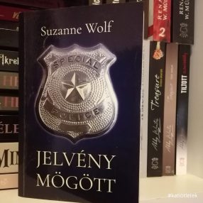 Puhatáblás könyv: Suzanne Wolf: Jelvény mögött