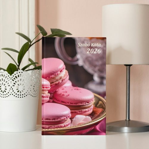 Macaron sablon | Egyedi névvel 2026-os keménytáblás határidőnapló A/5 napi beosztású