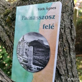 Puhatáblás könyv: Tóth Ágnes: Parnasszosz felé