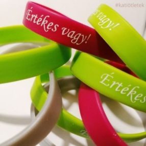   Táborvezetőknek népszerű ajándék az Értékes vagy! feliratos szilikon karkötő termékem